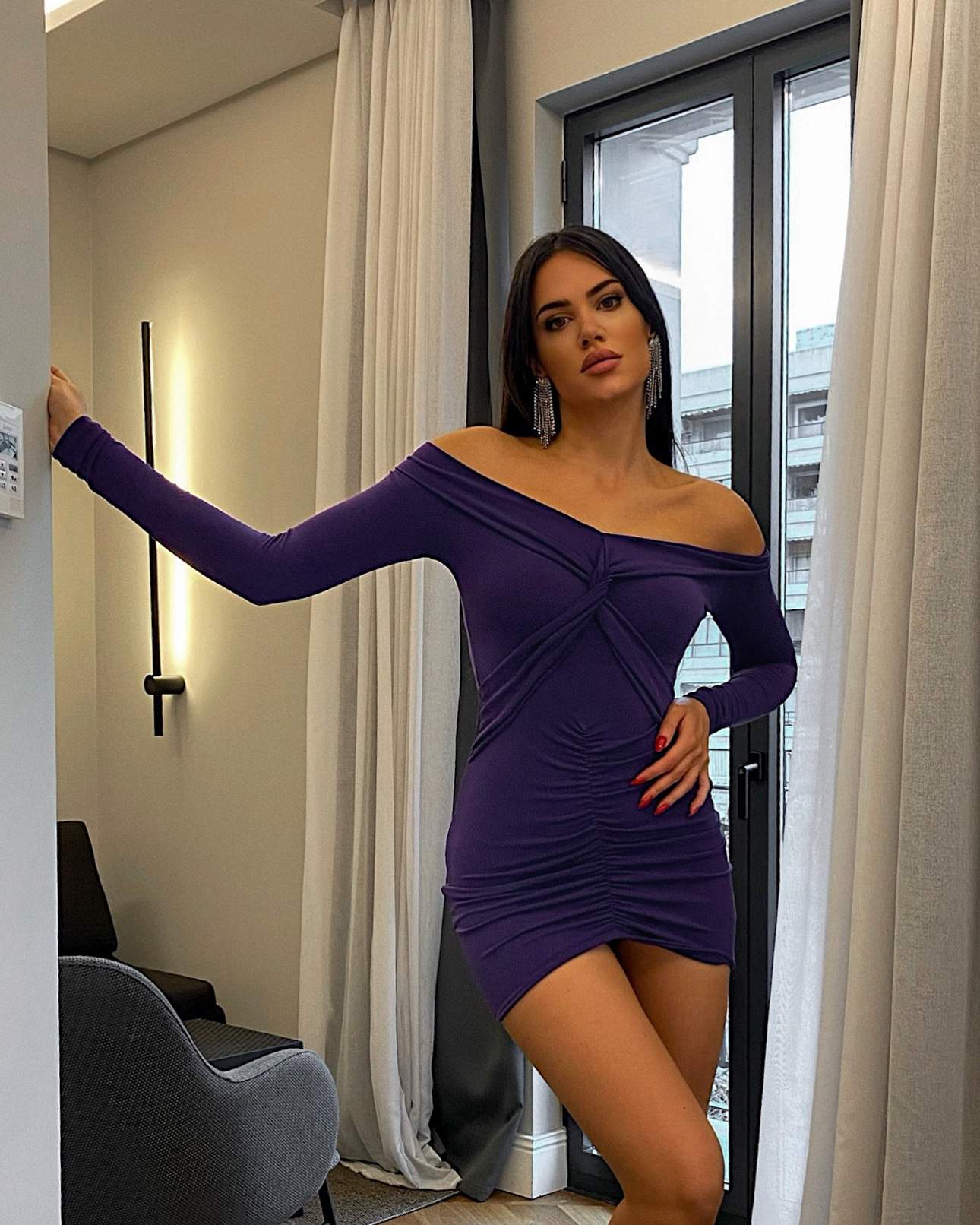 Vestido corto ajustado con fruncido de manga larga un nudo en color morado oscuro