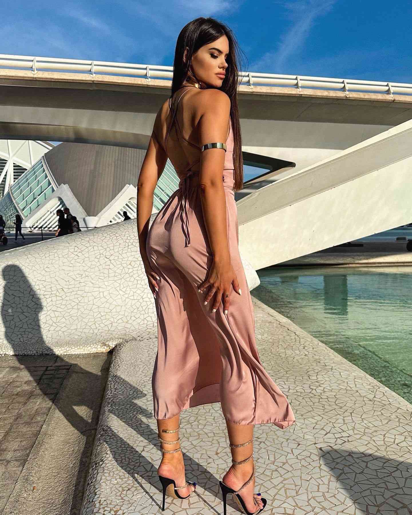 Una mujer en tacones altos y vestido largo de seda en el Museo de Las Artes y las Ciencias